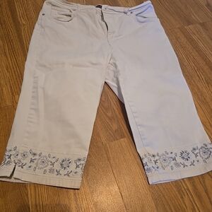 Gloria Vanderbilt White Capris with Blue Floral Embroidery